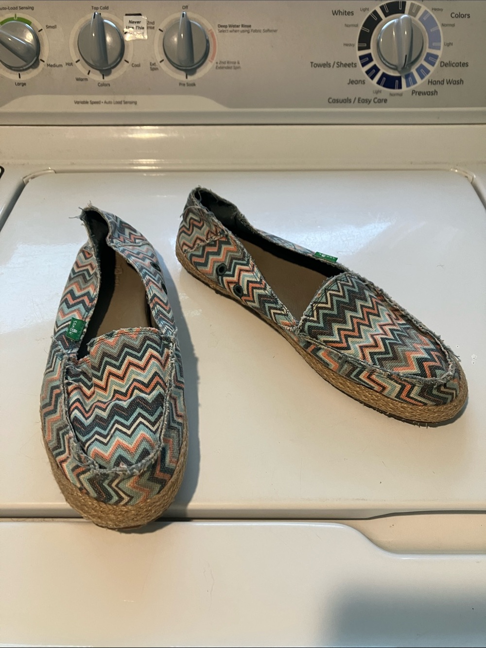 Sanuk slip on canvas shoes chevron funky fiona size 8 beach summer